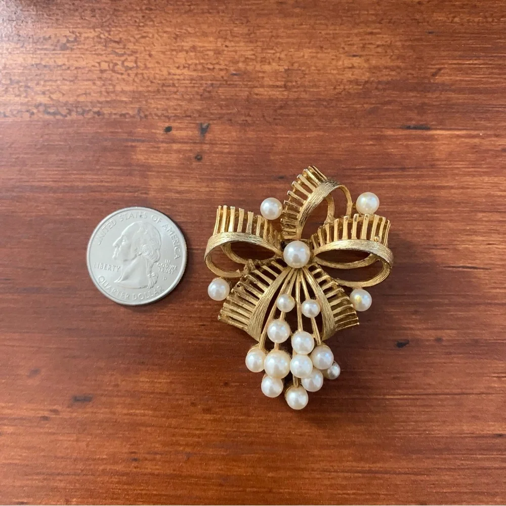 Lisner Vintage gold tone and pearl bow flower brooch pin